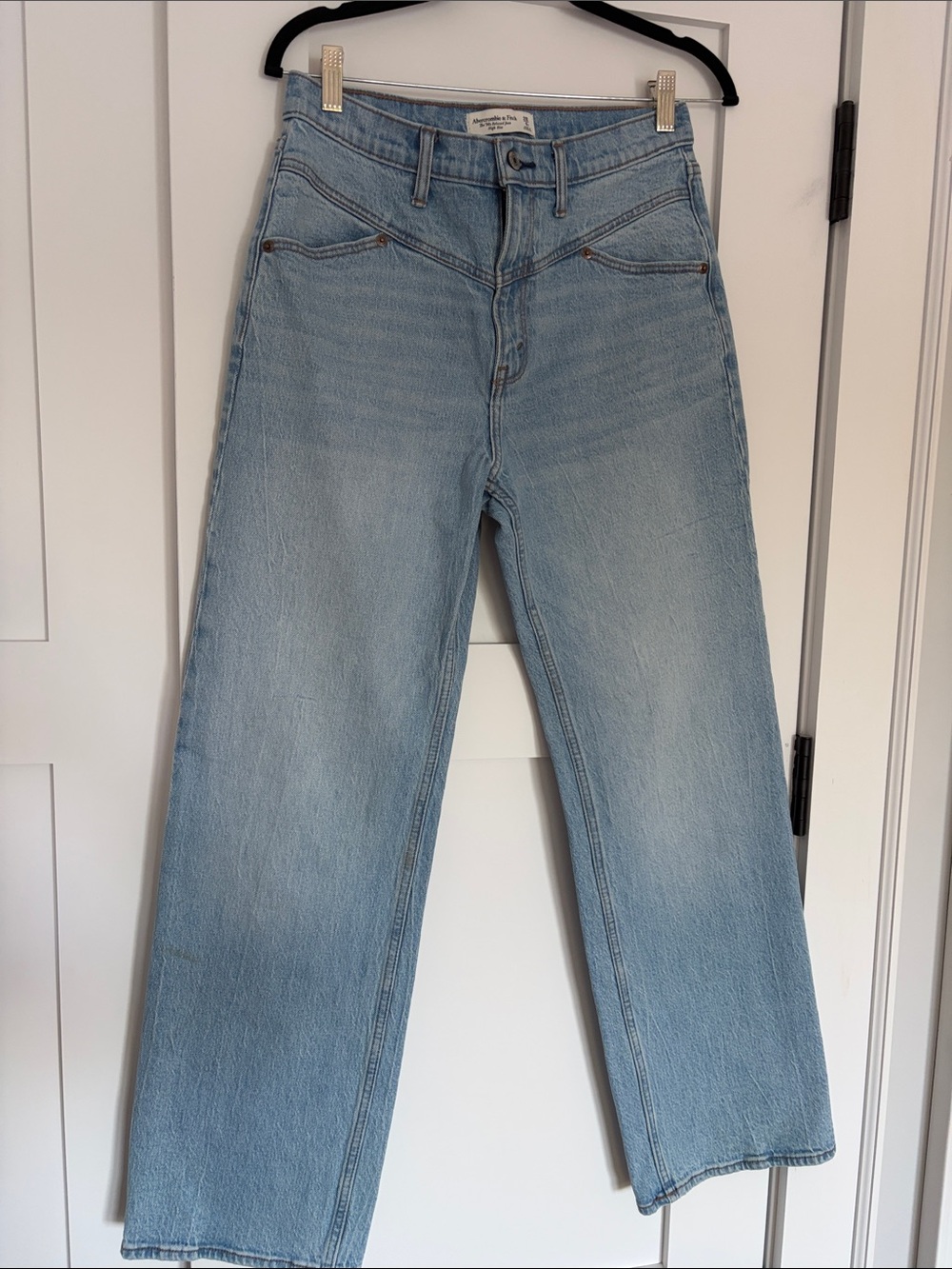 Abercrombie & Fitch The 90’s Relaxed Jean in Light Wash - Size 28/6R